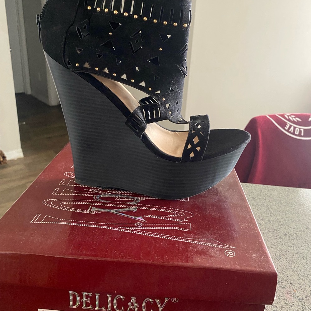 Delicacy Black Cutout Wedges